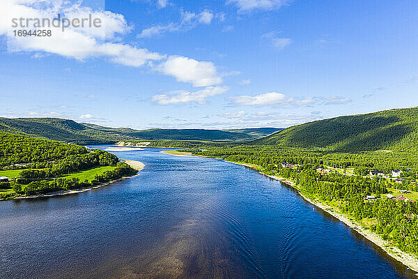 Fluss Karasjohka an der Grenze zwischen Norwegen und Finnland  Lappland  Finnland  Europa