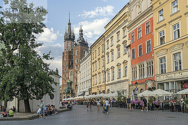 Straßenszene und St. Marys Basilika  UNESCO-Weltkulturerbe  Krakau  Polen  Europa