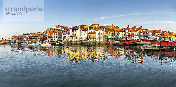 Blick auf die St. Mary's Church und Reflektionen auf dem Fluss Esk bei Sonnenuntergang  Whitby  Yorkshire  England  Vereinigtes Königreich  Europa