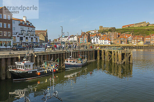 Blick auf St. Mary's Church  Häuser und Boote auf dem Fluss Esk  Whitby  Yorkshire  England  Vereinigtes Königreich  Europa