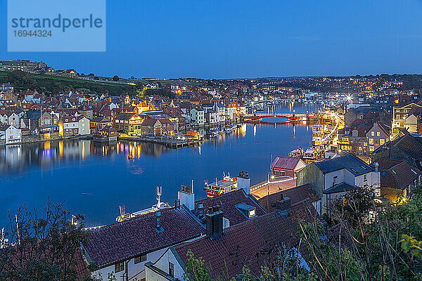 Blick auf die Whitby Bridge von der anderen Seite des Flusses Esk in der Abenddämmerung  Whitby  Yorkshire  England  Vereinigtes Königreich  Europa