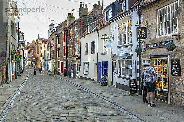 Blick auf Geschäfte in der traditionellen Kopfsteinpflasterstraße im historischen Stadtzentrum  Whitby  Yorkshire  England  Vereinigtes Königreich  Europa