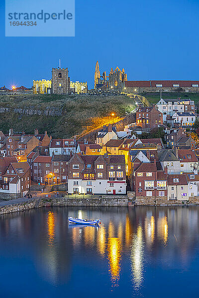 Blick auf St. Mary's Church und Whitby Abbey von der anderen Seite des Flusses Esk in der Abenddämmerung  Whitby  Yorkshire  England  Vereinigtes Königreich  Europa