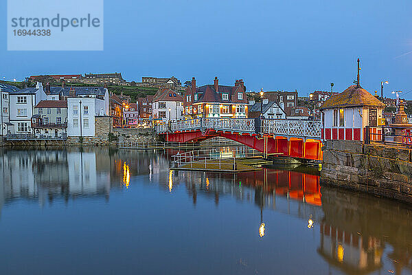 Blick auf Whitby Bridge und Reflexionen auf dem Fluss Esk in der Abenddämmerung  Whitby  Yorkshire  England  Vereinigtes Königreich  Europa