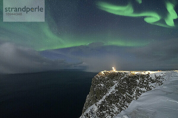 Nordlicht (Aurora Borealis) über Nordkap-Klippe im Winter  Insel Mageroya  Barentssee  Troms og Finnmark  Nordnorwegen  Skandinavien  Europa