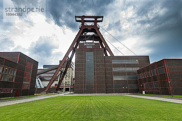 Schacht 12  Industriekomplex Zeche Zollverein  UNESCO-Welterbe  Essen  Ruhrgebiet  Nordrhein-Westfalen  Deutschland  Europa