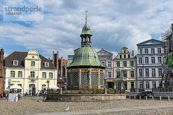 Wasserfontäne auf dem Marktplatz  Hansestadt Wismar  UNESCO-Welterbe  Mecklenburg-Vorpommern  Deutschland  Europa
