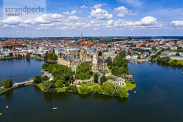 Luftaufnahme des Schweriner Schlosses  Schwerin  Mecklenburg-Vorpommern  Deutschland  Europa