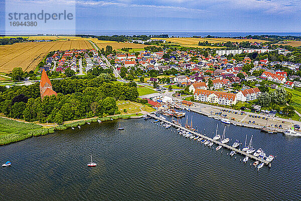 Luftaufnahme von Kirchdorf mit seinem Hafen auf der Insel Poel  Ostsee  Deutschland  Europa