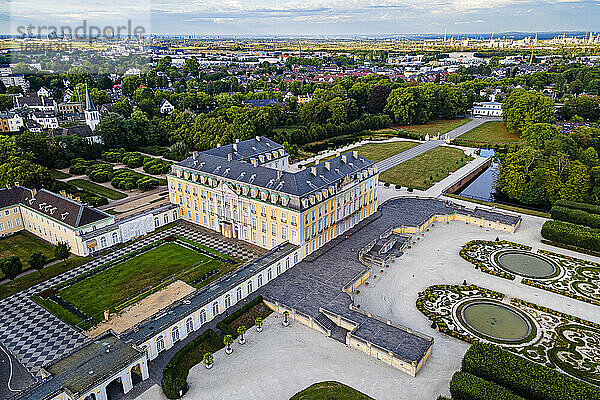 Luftaufnahme von Schloss Augustusburg  UNESCO-Welterbe  Bruhl  Nordrhein-Westfalen  Deutschland  Europa
