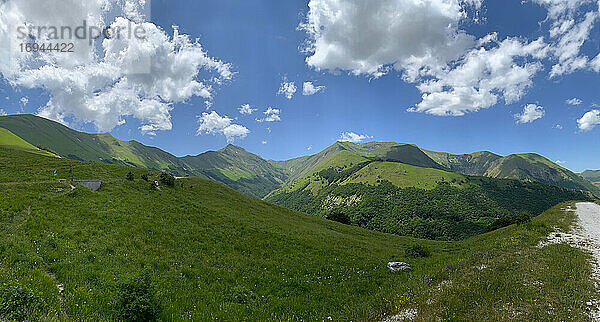 Sibillini-Gebirgskette vom Fargno-Pass-Nationalpark  Apennin  Toskana  Italien  Europa