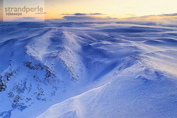 Frischer Schnee  geformt durch den kalten arktischen Wind  der in der Morgendämmerung über die Berge weht  Tana  Troms og Finnmark  Nordnorwegen  Skandinavien  Europa