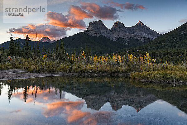 Sonnenaufgang im Herbst bei Three Sisters Peaks in der Nähe von Banff National Park  Canmore  Alberta  Kanadische Rockies  Kanada  Nordamerika