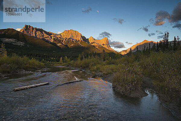 Sonnenaufgang und Alpenglühen auf Mount Lawrence Grassi und Ha Ling Peak im Herbst  Canmore  Alberta  Kanadische Rockies  Kanada  Nordamerika