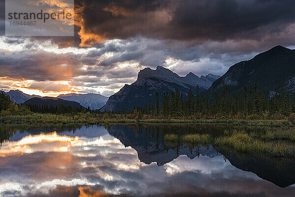 Sonnenaufgang bei Vermillion Lakes mit Mount Rundle im Herbst  Banff National Park  UNESCO Weltkulturerbe  Alberta  Kanadische Rockies  Kanada  Nordamerika