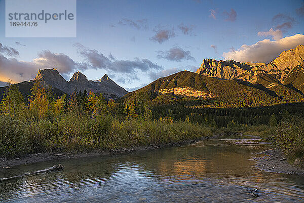 Sonnenaufgang im Herbst bei Three Sisters Peaks in der Nähe von Banff National Park  Canmore  Alberta  Kanadische Rockies  Kanada  Nordamerika