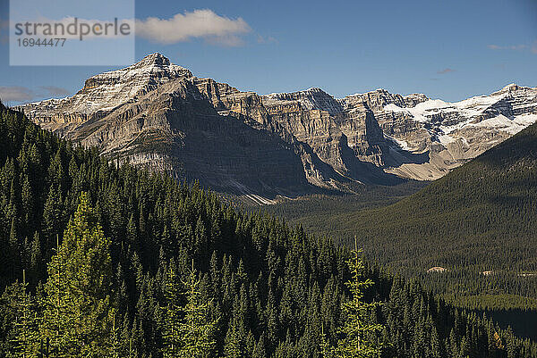 Blick in Richtung Mount Bell vom Arnica Lake Trail  Banff National Park  UNESCO Weltkulturerbe  Alberta  Kanadische Rockies  Kanada  Nordamerika
