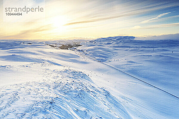 Luftaufnahme von leeren Straße über Berge mit Schnee bedeckt beleuchtet von Sonnenaufgang  Sennalandet  Alta  Troms og Finnmark  Arktis  Norwegen  Skandinavien  Europa