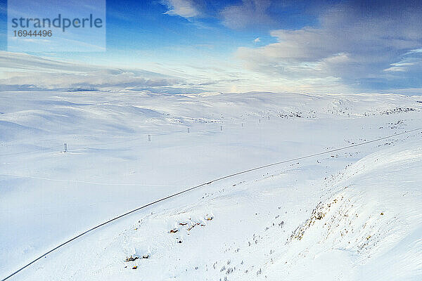 Luftaufnahme von leeren Straße über Berge mit tiefem Schnee nach Schneesturm  Sennalandet  Alta  Troms og Finnmark  Arktis  Norwegen  Skandinavien  Europa