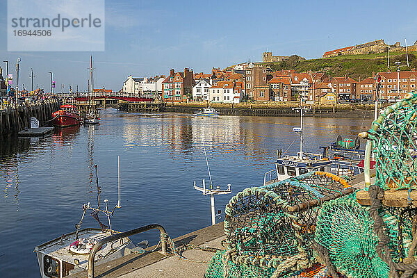 Blick auf St. Mary's Church und Fischerkörbe  Häuser und Boot auf dem Fluss Esk  Whitby  Yorkshire  England  Vereinigtes Königreich  Europa