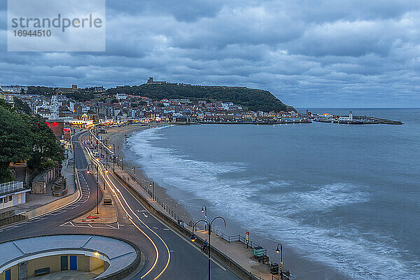 Blick auf South Bay und Scarborough in der Abenddämmerung  Scarborough  North Yorkshire  Yorkshire  England  Vereinigtes Königreich  Europa