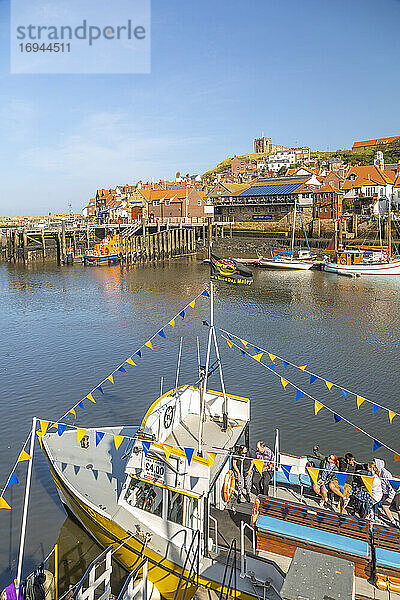 Blick auf St. Mary's Church und Restaurants  Häuser und Boote am Fluss Esk  Whitby  Yorkshire  England  Vereinigtes Königreich  Europa