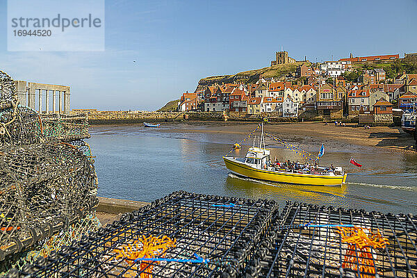 Blick auf St. Mary's Church und Restaurants  Häuser und Boote am Fluss Esk  Whitby  Yorkshire  England  Vereinigtes Königreich  Europa