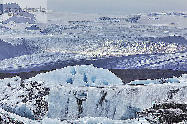 Ein sich zurückziehender Gletscher  der von der Vatnajokull-Eiskappe herabfließt  im Skaftafell-Nationalpark  Südisland  Polarregionen