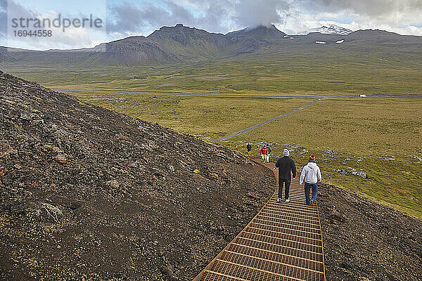 Erkundung einer Vulkanlandschaft auf einem Wanderweg auf dem Saxholl-Schlackenkegel und Krater  Snaefellsjokull-Nationalpark  Westisland  Polarregionen