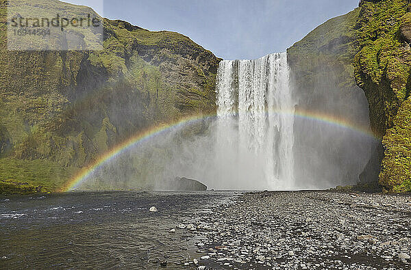 Ein permanenter Regenbogen in der Gischt des Wasserfalls  Skogafoss Falls  in der Nähe von Vik  Südisland  Polarregionen