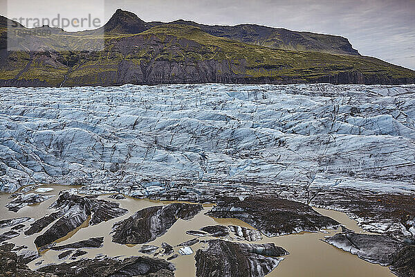 Schmelzendes Eis am Fuß eines sich zurückziehenden Gletschers  Svinafellsjokull  Skaftafell-Nationalpark  Südisland  Polarregionen