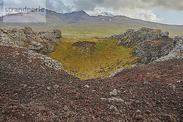 Der Saxholl-Schlackenkegel und Krater  im Snaefellsjokull-Nationalpark  auf der Halbinsel Snaefellsnes  Westisland  Polarregionen