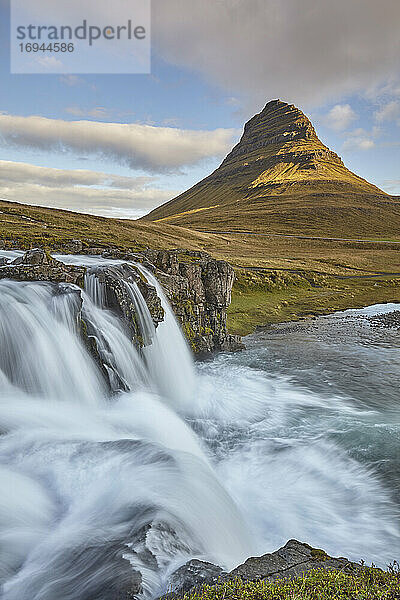 Eine der ikonischen Landschaften Islands  der Berg Kirkjufell und der Wasserfall Kirkjufellsfoss  in der Nähe von Grundarfjordur  Halbinsel Snaefellsnes  Island  Polarregionen