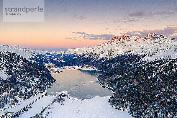 Luftaufnahme des zugefrorenen Silvaplanasees und des mit Schnee bedeckten Piz Corvatsch bei Sonnenuntergang  Engadin  Kanton Graubünden  Schweizer Alpen  Schweiz  Europa