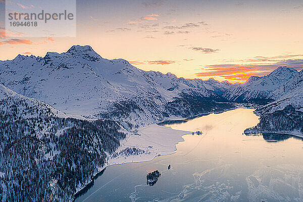 Luftaufnahme des Sonnenuntergangs über dem Silsersee und dem schneebedeckten Piz Da La Margna  Malojapass  Engadin  Kanton Graubünden  Schweizer Alpen  Schweiz  Europa