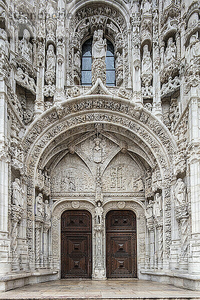 Verziertes manuelinisch-gotisches Portal zum Mosteiro dos Jeronimos (Hieronymitenkloster)  UNESCO-Weltkulturerbe  Belem  Lissabon  Portugal  Europa