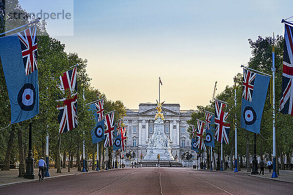 Blick auf den Buckingham Palace entlang der Mall mit Flaggen der Union und der Royal Air Force  Westminster  London  England  Vereinigtes Königreich  Europa