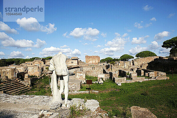 Blick vom Herkules-Tempel  Ostia Antica  Latium  Italien  Europa