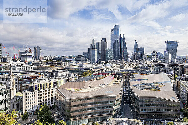 Die Wolkenkratzer des Geschäfts- und Finanzbezirks City of London mit dem Einkaufszentrum One New Change im Vordergrund  London  England  Vereinigtes Königreich  Europa