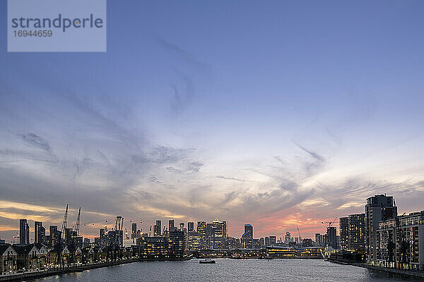 Londoner Skyline in der Abenddämmerung mit Canary Wharf und den Finanzbezirken der City of London  der Emirates Cable Car und Victoria Dock  London  England  Vereinigtes Königreich  Europa