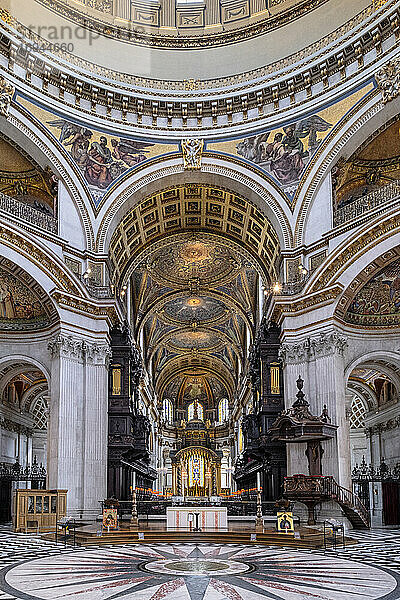St. Paul's Cathedral  der Chor und der Hochaltar mit Mosaiken von William Blake Richmond und Holzschnitzereien von Grinling Gibbons  London  England  Vereinigtes Königreich  Europa