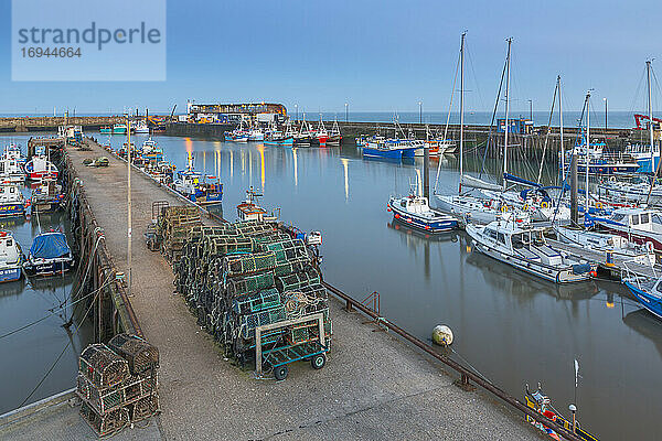 Blick auf Hafenboote im Bridlington Harbour in der Abenddämmerung  Bridlington  East Yorkshire  England  Vereinigtes Königreich  Europa