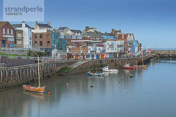 Blick auf Hafenboote und Geschäfte am Hafen in Bridlington Harbour in der Abenddämmerung  Bridlington  East Yorkshire  England  Vereinigtes Königreich  Europa