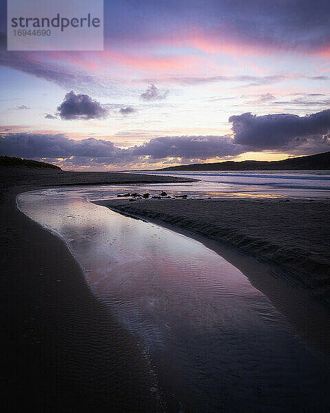 Letztes Licht am Strand von Luskentyre  Isle of Harris  Äußere Hebriden  Schottland  Vereinigtes Königreich  Europa