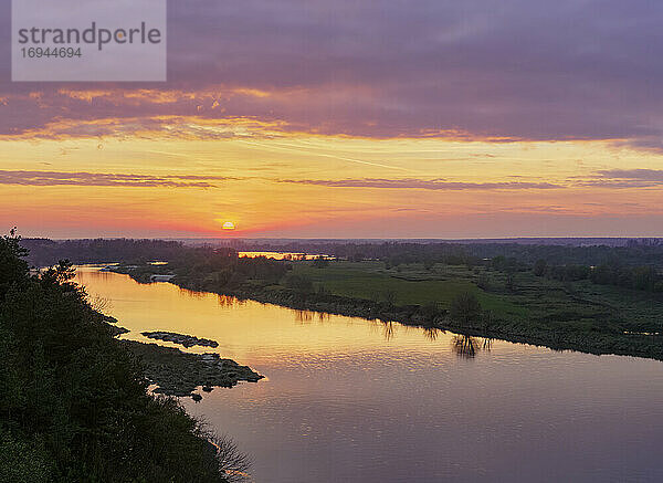 Der Fluss Weichsel und das Naturschutzgebiet Krowia Wyspa bei Sonnenuntergang  Blick von oben  Mecmierz  Woiwodschaft Lublin  Polen  Europa