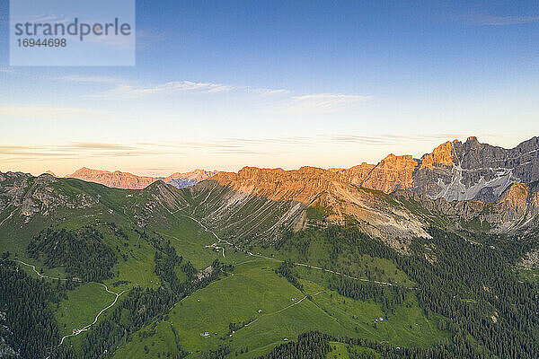 Luftaufnahme der Gampen Alm  Kaserill Alm und Genova Hütte  Naturpark Puez-Geisler  Funes  Südtirol  Dolomiten  Italien  Europa