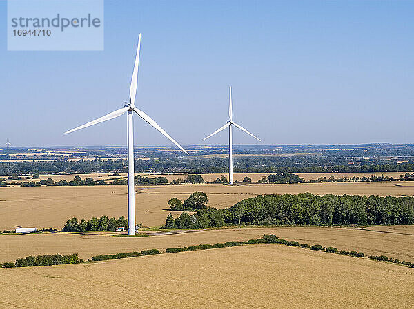 Drohnenansicht des Windparks Cotton Farm  Cambridgeshire  England  Vereinigtes Königreich  Europa