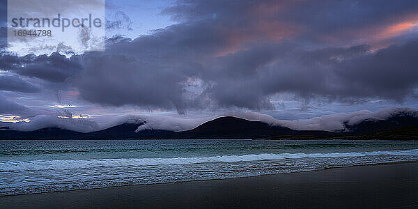 Sonnenaufgang am Strand von Luskentyre  Isle of Harris  Äußere Hebriden  Schottland  Vereinigtes Königreich  Europa