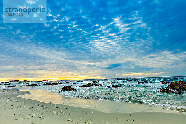 Sonnenuntergang Blick auf den Strand mit Blick auf den Ozean  Carmel  Kalifornien  Vereinigte Staaten von Amerika  Nord-Amerika