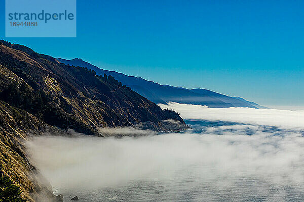 Nebel gleitet über das Meer und auf den Highway 1  Kalifornien  Vereinigte Staaten von Amerika  Nordamerika